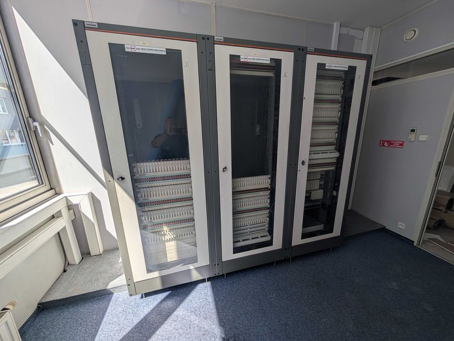 Profesjonalny zestaw szaf serwerowych / teleinformatycznych RACK 19" ALCATEL (3 sekcje, 240 × 210 cm)