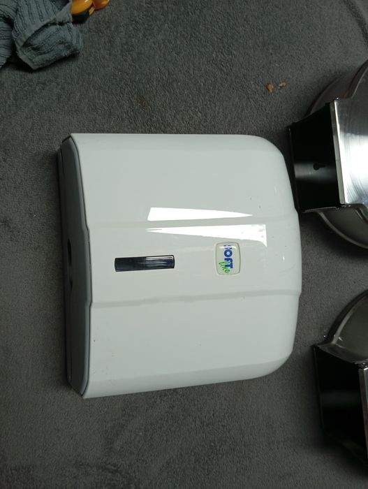 Distribuidor os suportes de papel higiénico e de mão