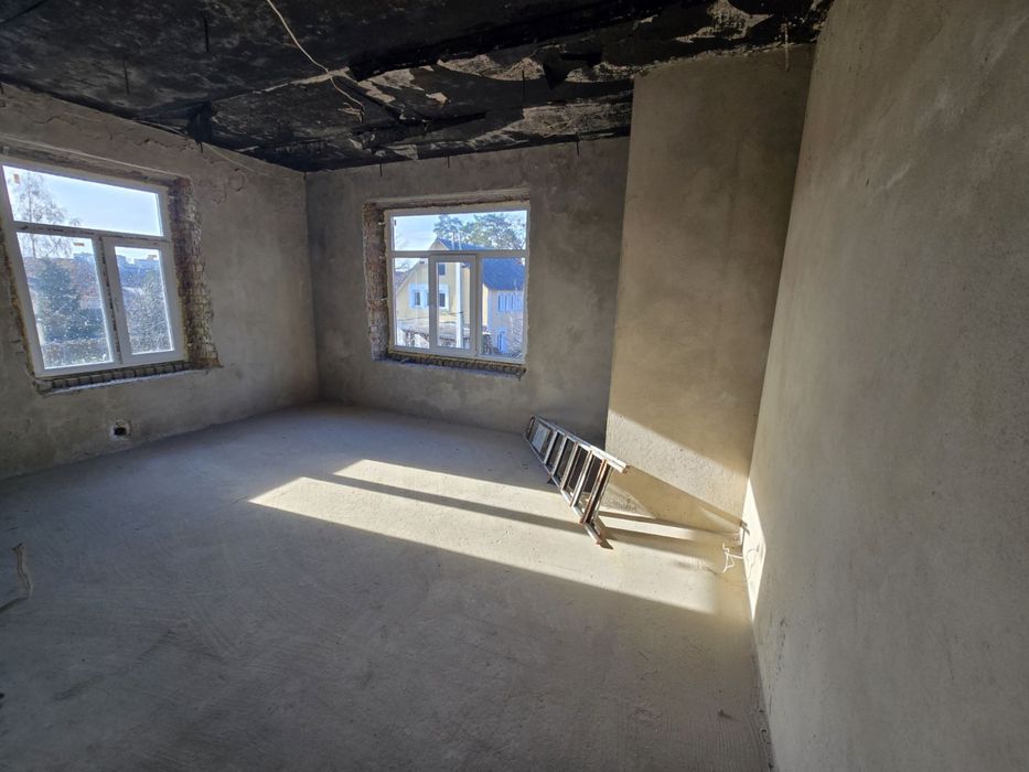 Будинок 230 м² в Ірпені, вул. Варшавська — $85 000. Цоколь мансарда гараж.