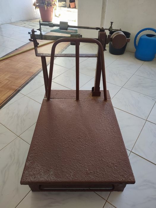 Balança antiga de plataforma em ferro fundido