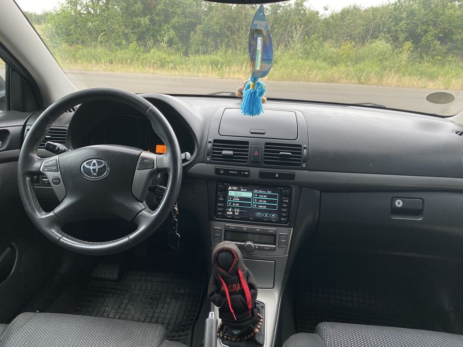 Продаж авто Toyota Avensis