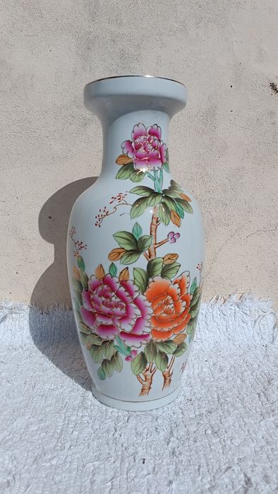 Vaso de Porcelana Oriental com Flores e Detalhes Dourados