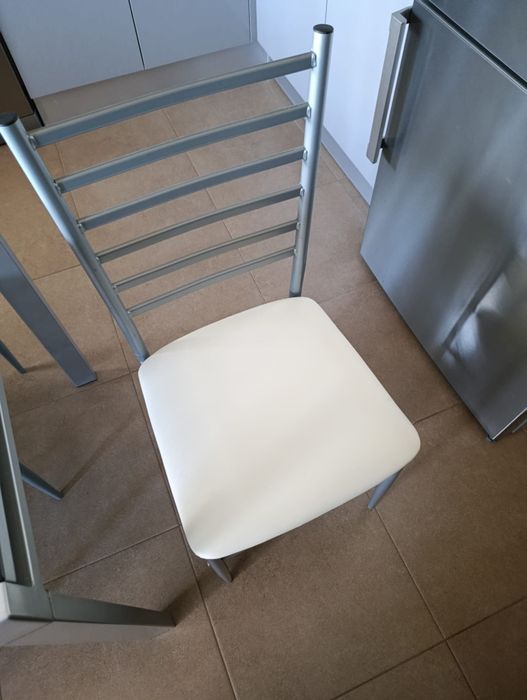 Mesa cozinha com cadeiras