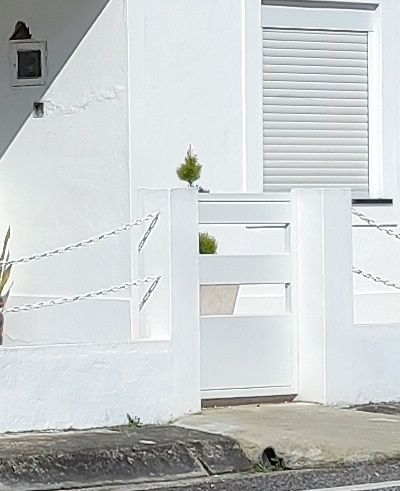 Vendo portão / cancela lacada a branco