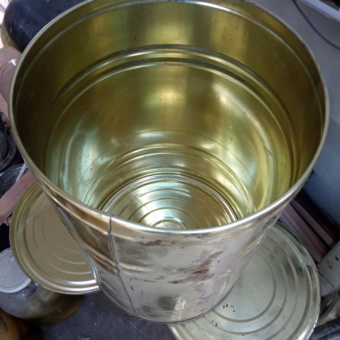 Pojemniki metalowe z wieczkiem