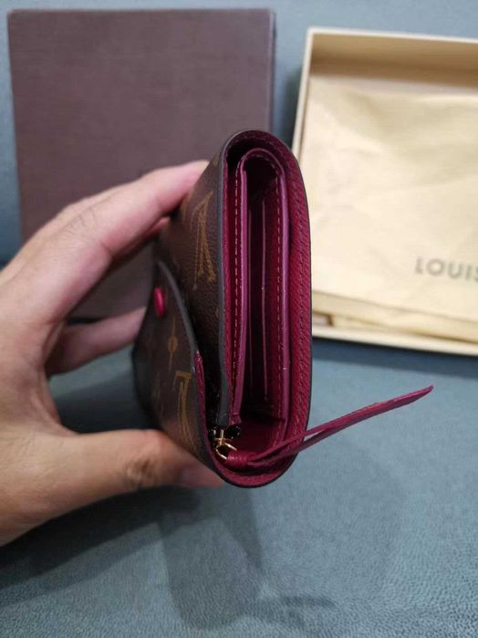Portfel Louis Vuitton z nadrukiem w stylu vintage z czerwoną klamrą