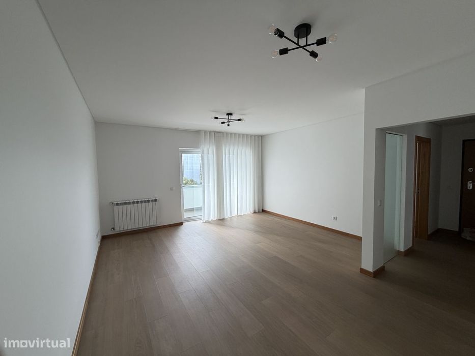 Apartamento T2 com Varanda e Garagem em Aveiro
