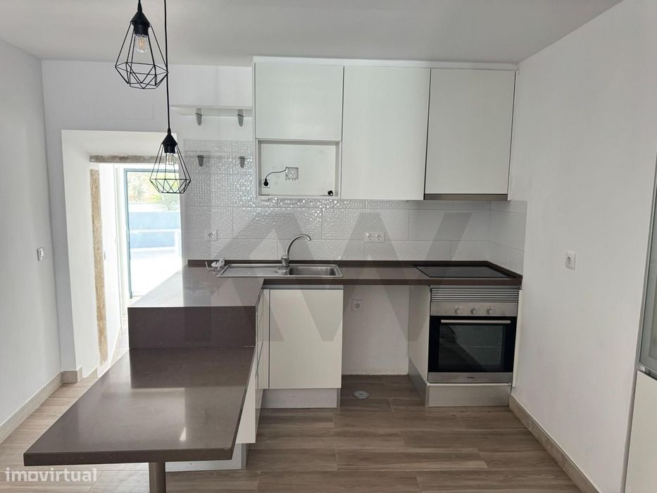 T1 remodelado para arrendamento em Paio Pires, com amplo terraço