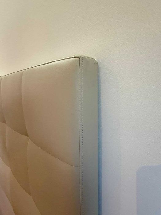 Cabeceira de cama em pele em perfeito estado