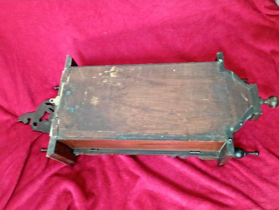 Relógio de madeira antigo