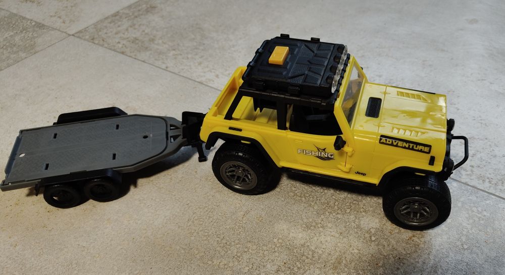 Jeep z przyczepą i łodzią