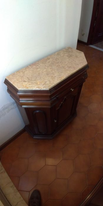 Conjunto de aparadores em nogueira com tampo em mármore e espelho