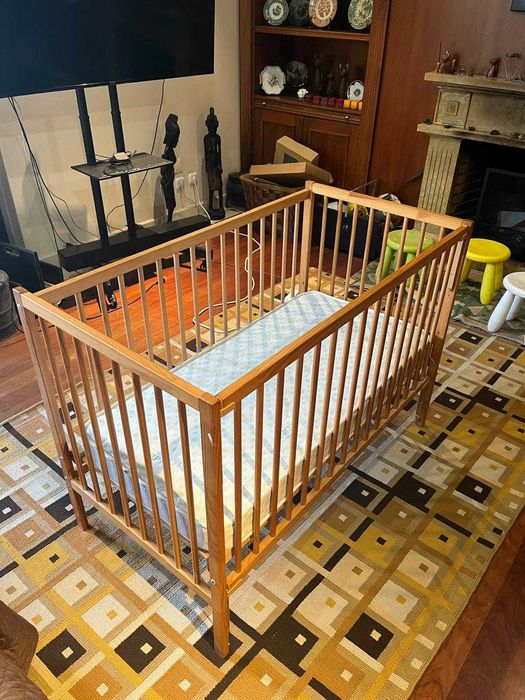 Berço/cama de bebé  Marca-ZIPPY com colchão