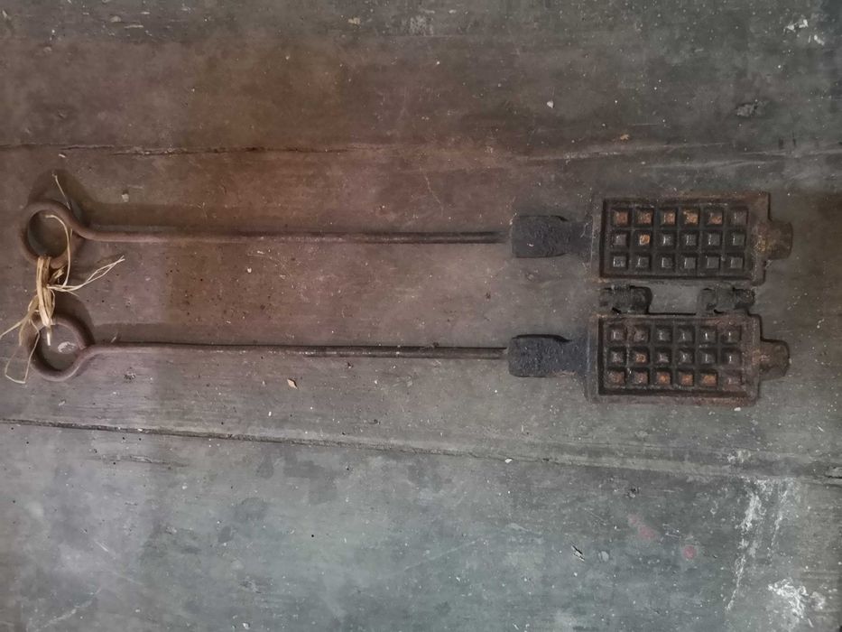 Máquinas manuais de moer carne, cortar caldo verde e de fazer wafles