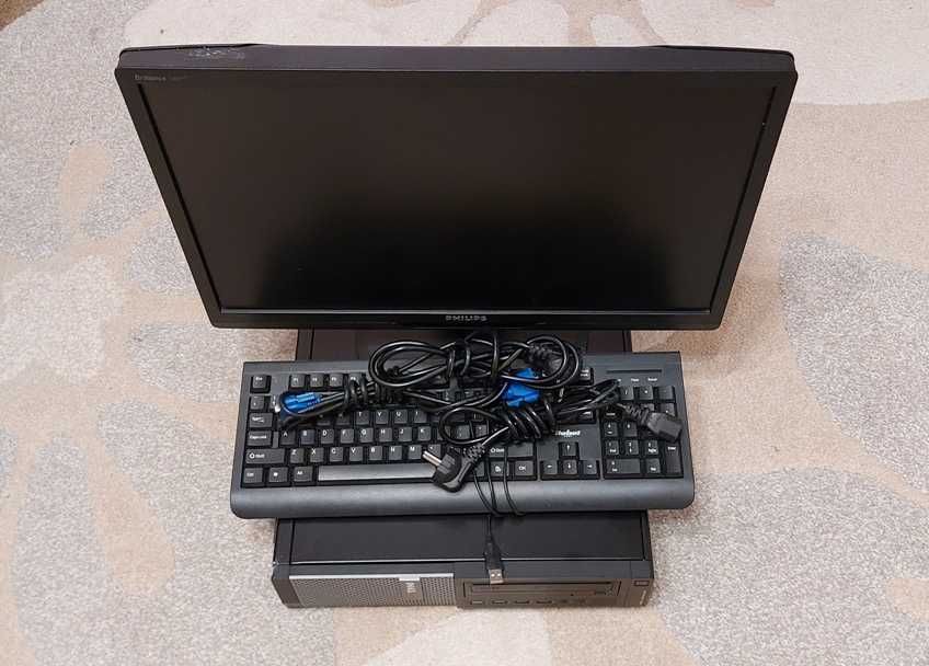 Komputer stacjonarny Dell, i5, SSD 120 GB z monitorem 22"