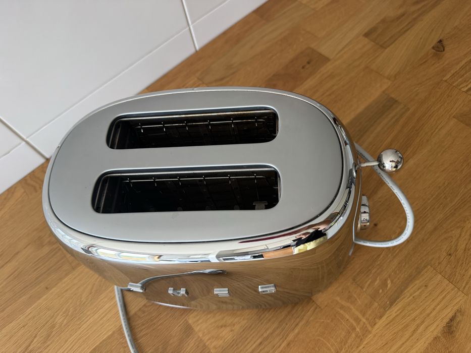 Torradeira Smeg prateada Anni 50 de 950W com 2 fendas curtas