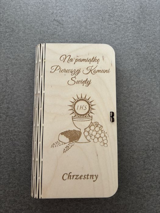Nowe drewniane pudełko na pieniądze na Pierwszą Komunię Świętą