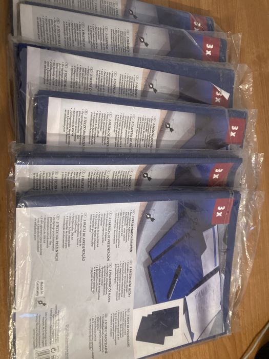 Granatowe teczki na prezentacje