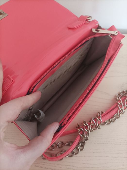 Рожева сумка кросбоді, з квітковим орнаментом