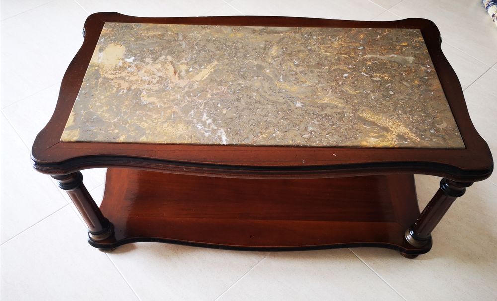 Mesa de centro em mogno com pedra de mármore