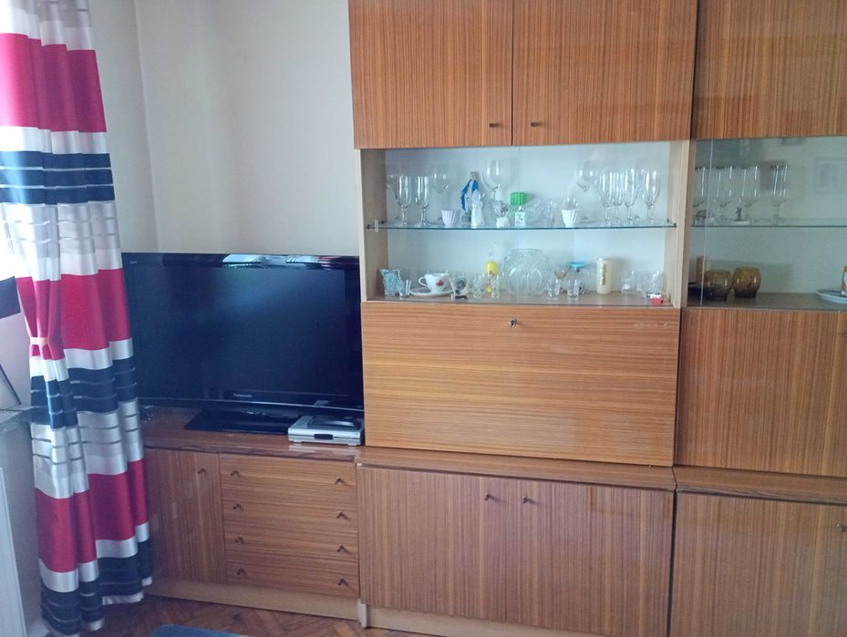 Kredens , stół,wersalka