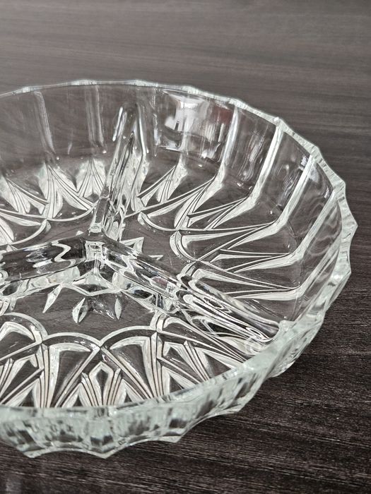 Mały, dzielony kryształowy talerz.