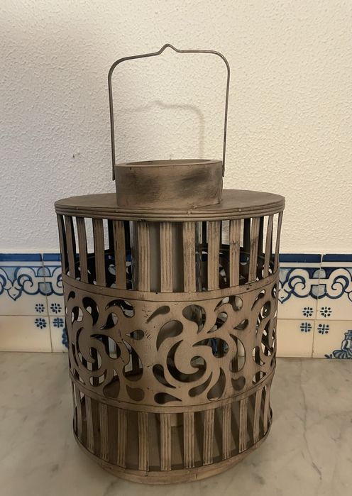 Vela com lanterna em metal