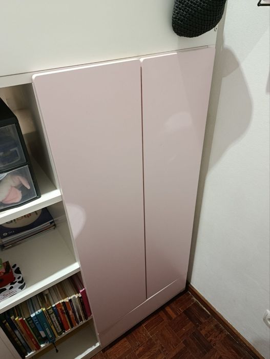 Cama Alta IKEA com secretária e roupeiro