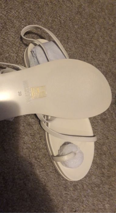 Продам босоніжки.