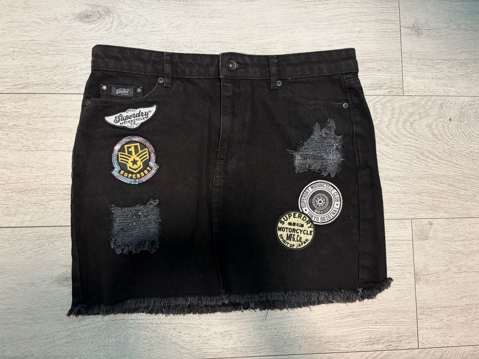 Spódniczka SuperDry czarna jeansowa z naszywkami, rozmiar W26 (XS)