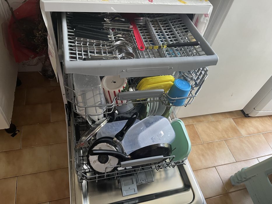 Vendo essa maquina de loiça por motivo de modança. Ela um ano de uso e tem recibo e garantia.