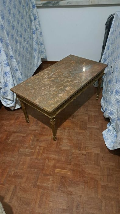 Mesa com estrutura em madeira e tampo em pedra .