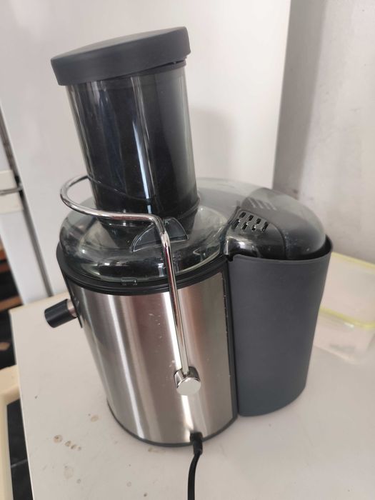 Vendo máquina de sumos só foi utilizada 3 ou 4 vezes