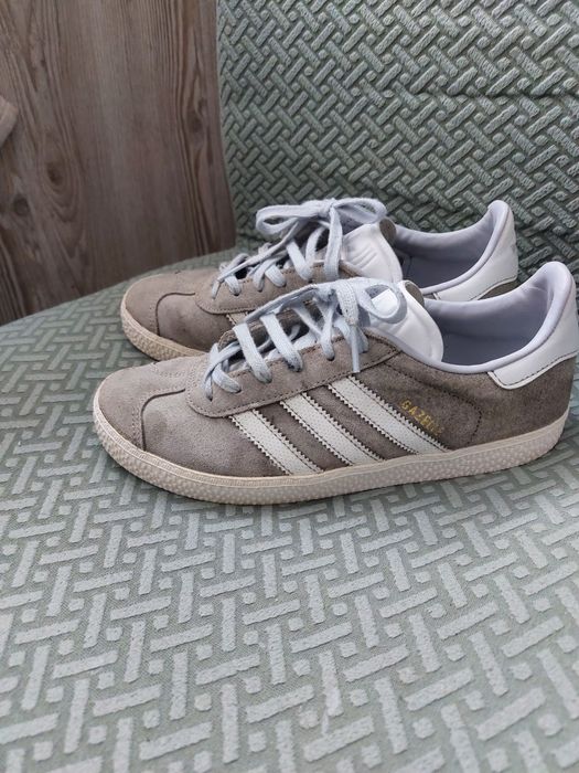 кросівки Adidas gazelle 36.5 23.5cm нюанс ззаду (фото)
замша і шкіра