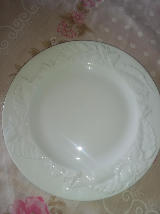 Pratos ladeiros brancos