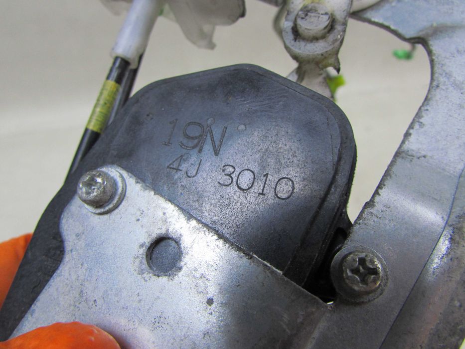 Mitsubishi Canter Fuso 7C15 Zamek Drzwi Lewy Przod 13-21