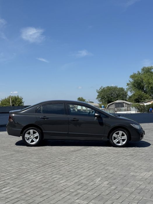 В продаже Honda Civic 2008 года 1.8