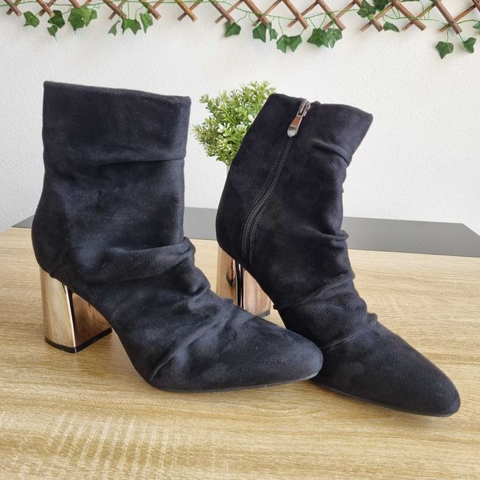 Botins Pretos com Salto Metálico