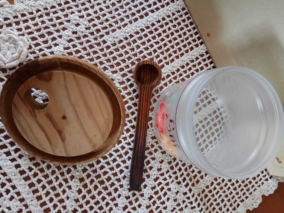 Saleiro de vidro e madeira