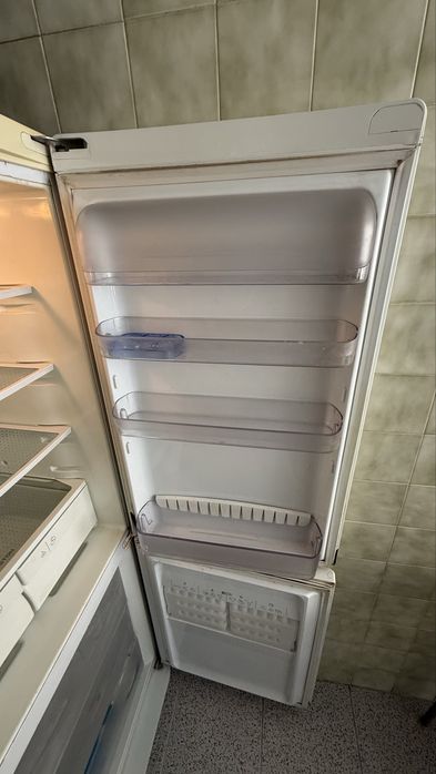 Frigorífico Ariston avariado — para peças