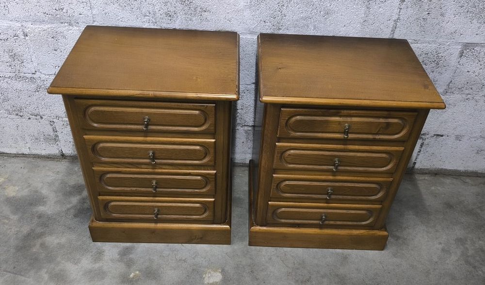 Par de mesinhas de cabeceira em madeira maciça de castanho , perfeito