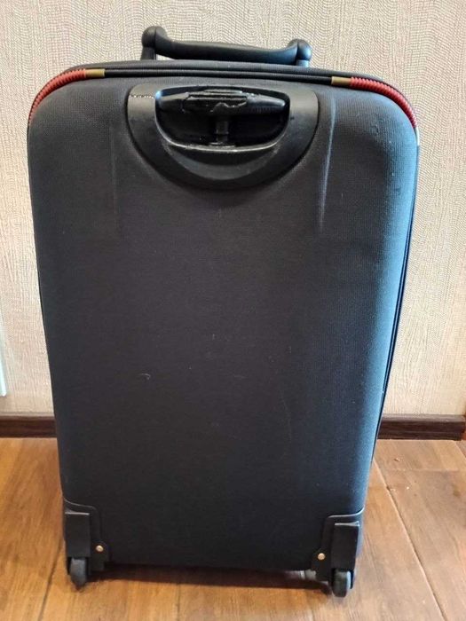 Текстильный чемодан британского бренда IT Luggage (International Traveller) размер 67х43х25 см