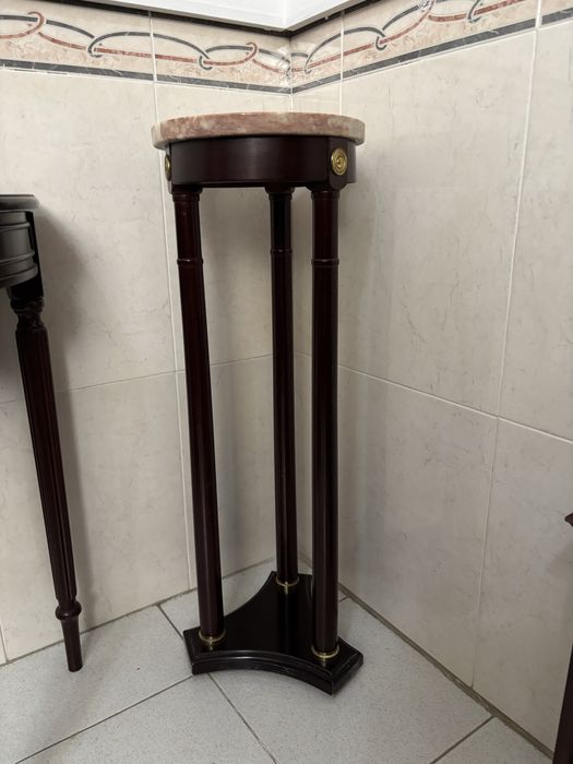Suporte para plantas de madeira e mármore