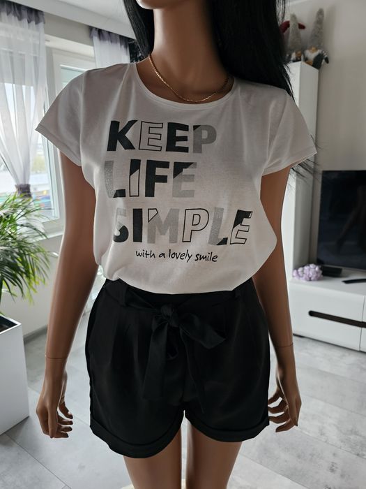 Biały T-shirt z napisami styl i wygoda Everme M
