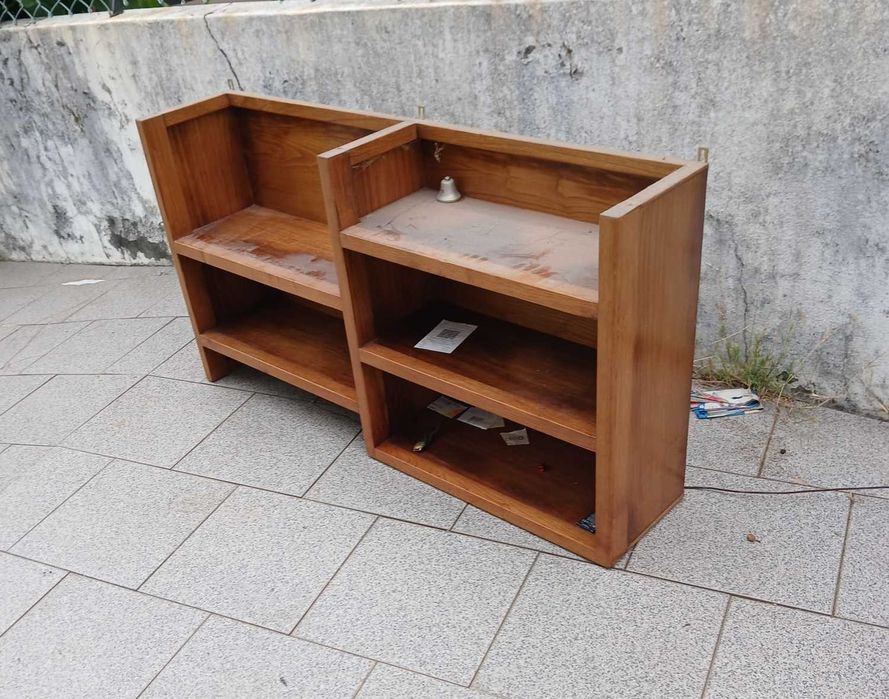 Vendo quarto estúdio com secretária e estante (Possibilidade venda em separado)
