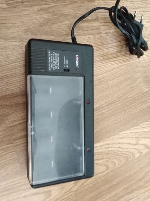 Carregador universal de pilhas