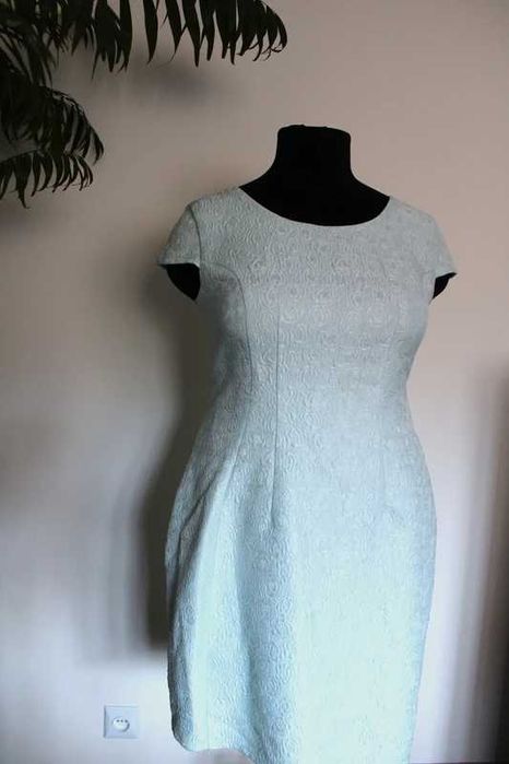 Błękitna sukienka w wytłaczane róże XL