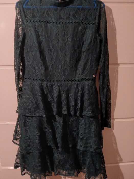 Sprzedam sukienke w kolorze butelkowej  zieleni .Rozmiar  38.