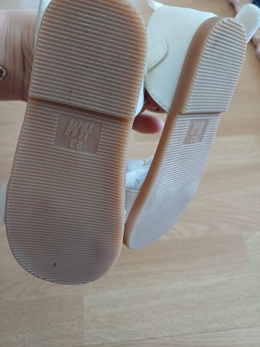 Sprzedam sandały hm 23