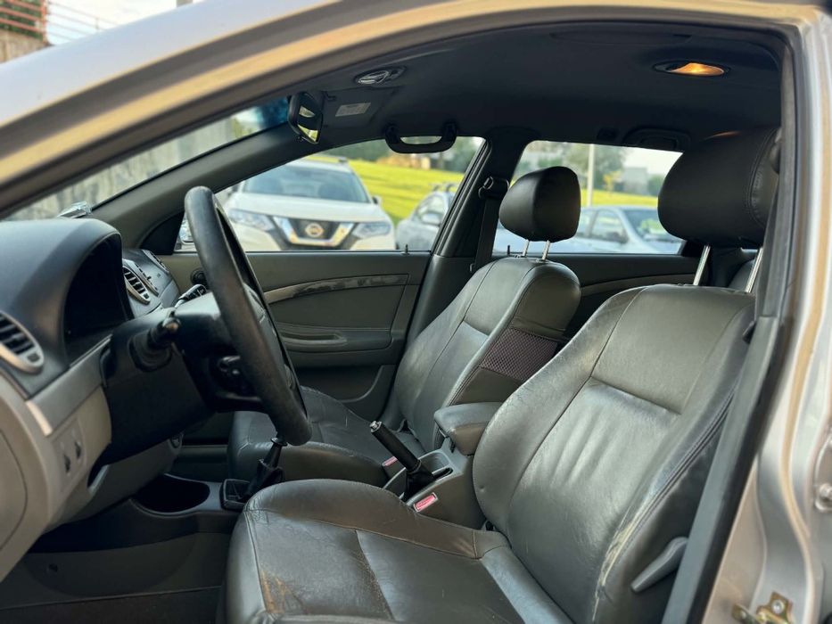 Chevrolet Nubira 1.6 gasolina com 152.000 mil km ano 2007 em bom estado geral.